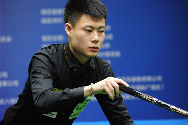 他在场上展 他在场上展